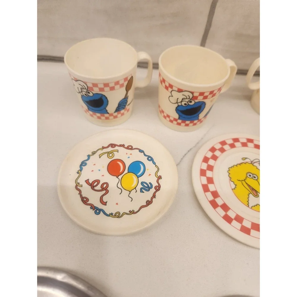 Mixed Lot Of 13 Pieces Plastic And Tin Child's Play Kitchen Toys Cups Plates Lid